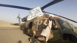 Αφγανιστάν: Οι Ταλιμπάν επιδεικνύουν στην Κανταχάρ τα αμερικανικά ελικόπτερα του αφγανικού στρατού που κατάσχεσαν