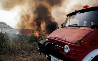 Φωτιά στην Ηλεία: Στο νοσοκομείο δύο πυροσβέστες μετά την ανατροπή οχήματος