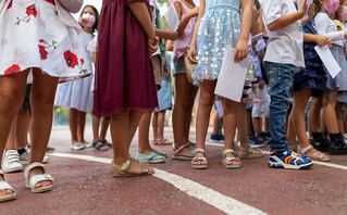Πόδια μαθητών σε αυλή σχολείου