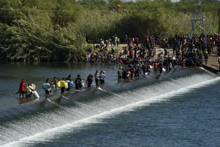 ΗΠΑ: Πάνω από 10.000 μετανάστες κατασκηνώνουν κάτω από γέφυρα στα νότια σύνορα