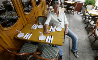 Ο Άντονι Μπουρντέν κάθεται σε τραπέζι εστιατορίου