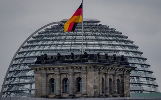Η γερμανική σημαία πάνω από κυβερνητικό κτίριο στο Βερολίνο 