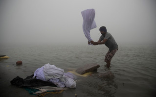 Ινδός πλένει ρούχα σε ποτάμι