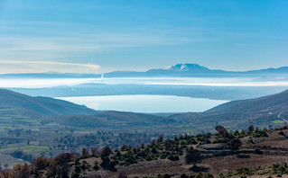 Πανοραμική άποψη της λίμνης Πετρών στη Φλώρινα