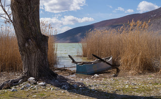 Παραδοσιακή βάρκα στη λίμνη Πετρών