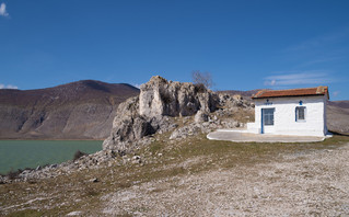 Μικρό εκκλησάκι στις όχθες της λίμνης Πετρών