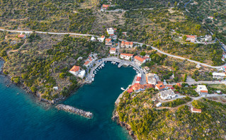 Το μικρό και γραφικό χωριουδάκι Βαθύ στα Μέθανα