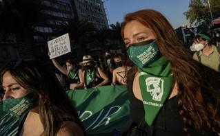 Γυναίκες φορούν το πράσινο μαντήλι και διαδηλώνουν για το δικαίωμα στην άμβλωση