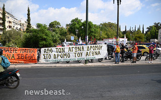 Διανομείς του efood σε μοτοπορεία