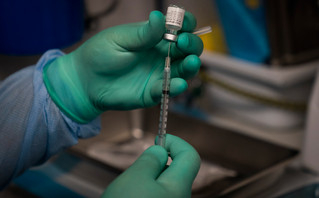 ΠΟΥ: Καμία αμφιβολία ότι τα εμβόλια προστατεύουν όσους προσβλήθηκαν από τη μετάλλαξη Όμικρον