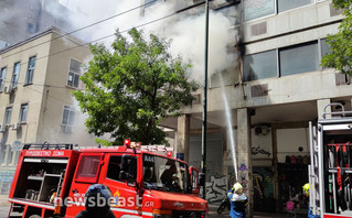 Φωτιά τώρα σε κτίριο στο κέντρο της Αθήνας