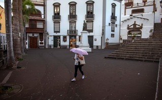 Πολίτες σκουπίζουν στάχτες από το ηφαίστειο στη Λα Πάλμα