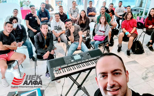 Ο Μαυρίκιος Μαυρικίου με σπουδαστές Ο Μαυρίκιος Μαυρικίου με σπουδαστές