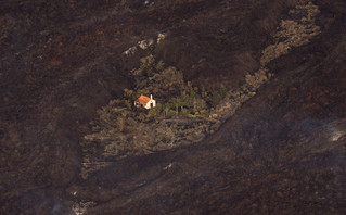 Καμμένη γη από τη λάβα του ηφαιστείου στη Λα Πάλμα