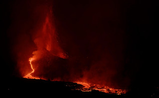 Iσπανία &#8211; Λα Πάλμα: Η λάβα του ηφαιστείου Κούμπρε Βιέχα έφτασε στον ωκεανό &#8211; Ανησυχούν οι ειδικοί