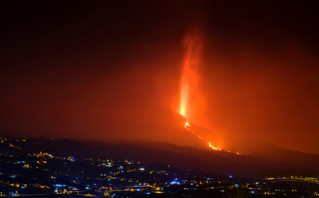 Ποτάμι λάβας από την έκρηξη ηφαιστείου στη Λα Πάλμα