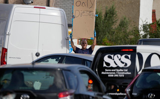 Βρετανία: Συνεχίζεται η κοσμοσυρροή στα βενζινάδικα του Λονδίνου &#8211; «Στέγνωσαν» οι αντλίες σε μεγάλες πόλεις