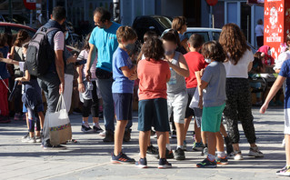 Παιδιά στο δρόμο μετά τον σεισμό στην Κρήτη