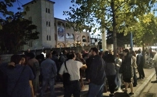 Διαμαρτυρία για τα εμβόλια έξω από την Μητρόπολη Λάρισας Διαμαρτυρία για τα εμβόλια έξω από την Μητρόπολη Λάρισας
