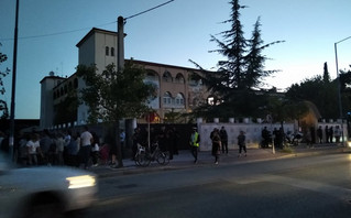 Διαμαρτυρία για τα εμβόλια έξω από την Μητρόπολη Λάρισας Διαμαρτυρία για τα εμβόλια έξω από την Μητρόπολη Λάρισας