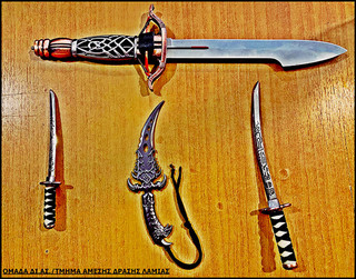 Τα μαχαίρια που βρέθηκαν στην κατοχή άνδρα στη Λαμία
