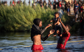 Μετανάστες σε ποτάμι στο Μεξικό