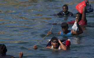 Μετανάστες σε ποτάμι στο Μεξικό