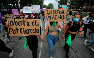 Λατινική Αμερική: Γυναίκες διαδηλώνουν για το δικαίωμα στην άμβλωση