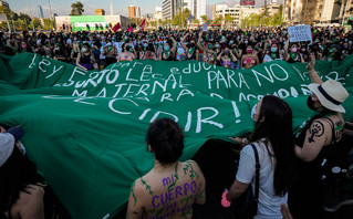 Λατινική Αμερική: Χιλιάδες γυναίκες διαδήλωσαν για το δικαίωμά τους στην άμβλωση