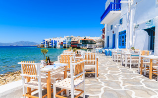 τραπέζια εστιατορίου στη Μικρή Βενετία της Μυκόνου τραπέζια εστιατορίου στη Μικρή Βενετία της Μυκόνου