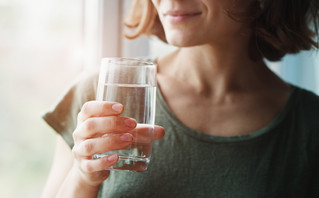 Γυναίκα πίνει νερό