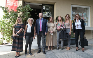 Παρουσίαση του νέου προγράμματος «νταντάδες της γειτονιάς» από τον Κωστή Χατζηδάκη Παρουσίαση του νέου προγράμματος «νταντάδες της γειτονιάς» από τον Κωστή Χατζηδάκη