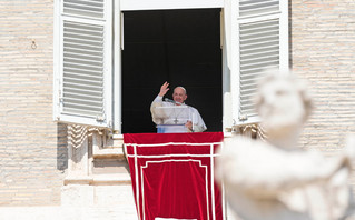 Ο Πάπας Φραγκίσκος χαιρετά από την κατοικία του στο Βατικανό