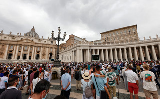 Η πολύβουη πλατεία του Αγίου Πέτρου στο Βατικανό
