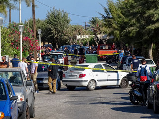 Κόσμος και αστυνομία στο σημείο που έπεσε νεκρή 31χρονη εκπαιδευτικός στη μέση του δρόμοιυ