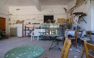 Εσωτερικό καφενείου μετά τον σεισμό στην Κρήτη
