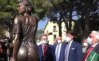 Σάλος και οργή για το άγαλμα γυναίκας με διαφανές φόρεμα στην Ιταλία
