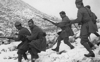 Έλληνες πολεμιστές στα χιονισμένα βουνά της Πίνδου Έλληνες πολεμιστές στα χιονισμένα βουνά της Πίνδου