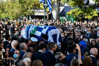 Το φέρετρο της Φώφης Γεννηματά - Συγκίνηση στο τελευταίο αντίο