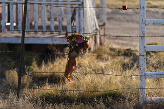 Λουλούδια στο σημείο των γυρισμάτων όπου σημειώθηκε το τραγικό περιστατικό με τον Άλεκ Μπάλντουιν