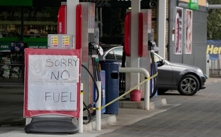 Βρετανία &#8211; Βενζινοπώλες: Με καθυστερήσεις ο ανεφοδιασμός καυσίμων &#8211; Βρισκόμαστε στη 15η ημέρα της κρίσης