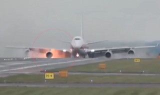 Πανικός σε προσγείωση αεροπλάνου στην Αγγλία &#8211; Στις φλόγες τυλίχθηκε ο κινητήρας