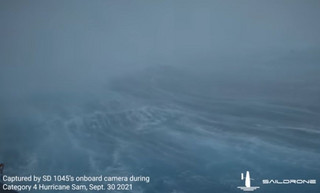 Η καρδιά του κτήνους: Εικόνες για πρώτη φορά μέσα από έναν τυφώνα κατηγορίας 4 &#8211; Κύματα 15 μέτρων και άνεμοι 193 χλμ