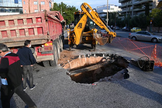 Κακοκαιρία Μπάλλος &#8211; Χαλάνδρι: Άνοιξε τρύπα στον δρόμο από τα νερά της βροχής