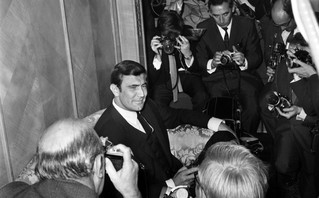 Ο Τζορτζ Λάζενμπι στο ρόλο του Τζέιμς Μποντ
