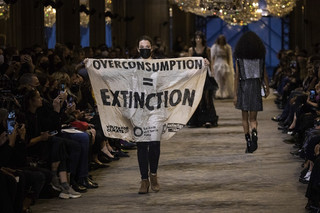 Ακτιβίστρια εισέβαλε στην Εβδομάδα Μόδας του Παρισιού