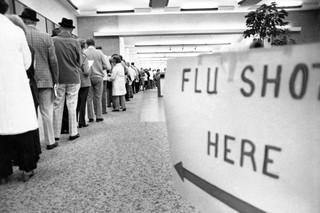 Πολίτες στην ουρά για εμβόλιο κατά της γρίπης σε εμπορικό κέντρο στις ΗΠΑ