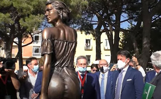 Το σέξι… άγαλμα επιμένει να προκαλεί σάλο στην Ιταλία – Τι λέει ο δημιουργός του