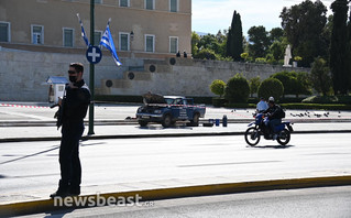 Βουλή: Αυτό είναι το αγροτικό που πάρκαρε μπροστά στον Άγνωστο Στρατιώτη