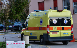 Ασθενοφόρο μπαίνει σε νοσομείο Ασθενοφόρο μπαίνει σε νοσομείο